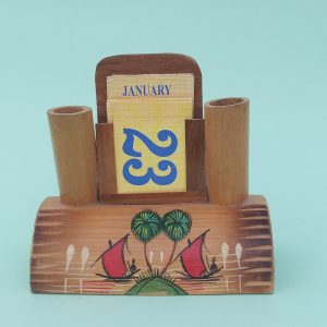 IMG_20200531_153433-scaled-1.jpg বাশের ক্যালেন্ডার হোল্ডার(chb-009)